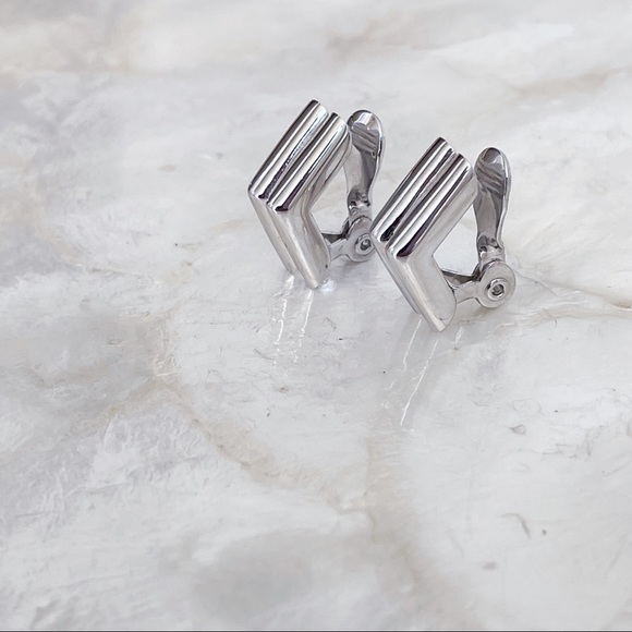 Monet Silver Tone Ribbed Pyramid Clip On Classic Earrings 1” - Picture 9 of 13